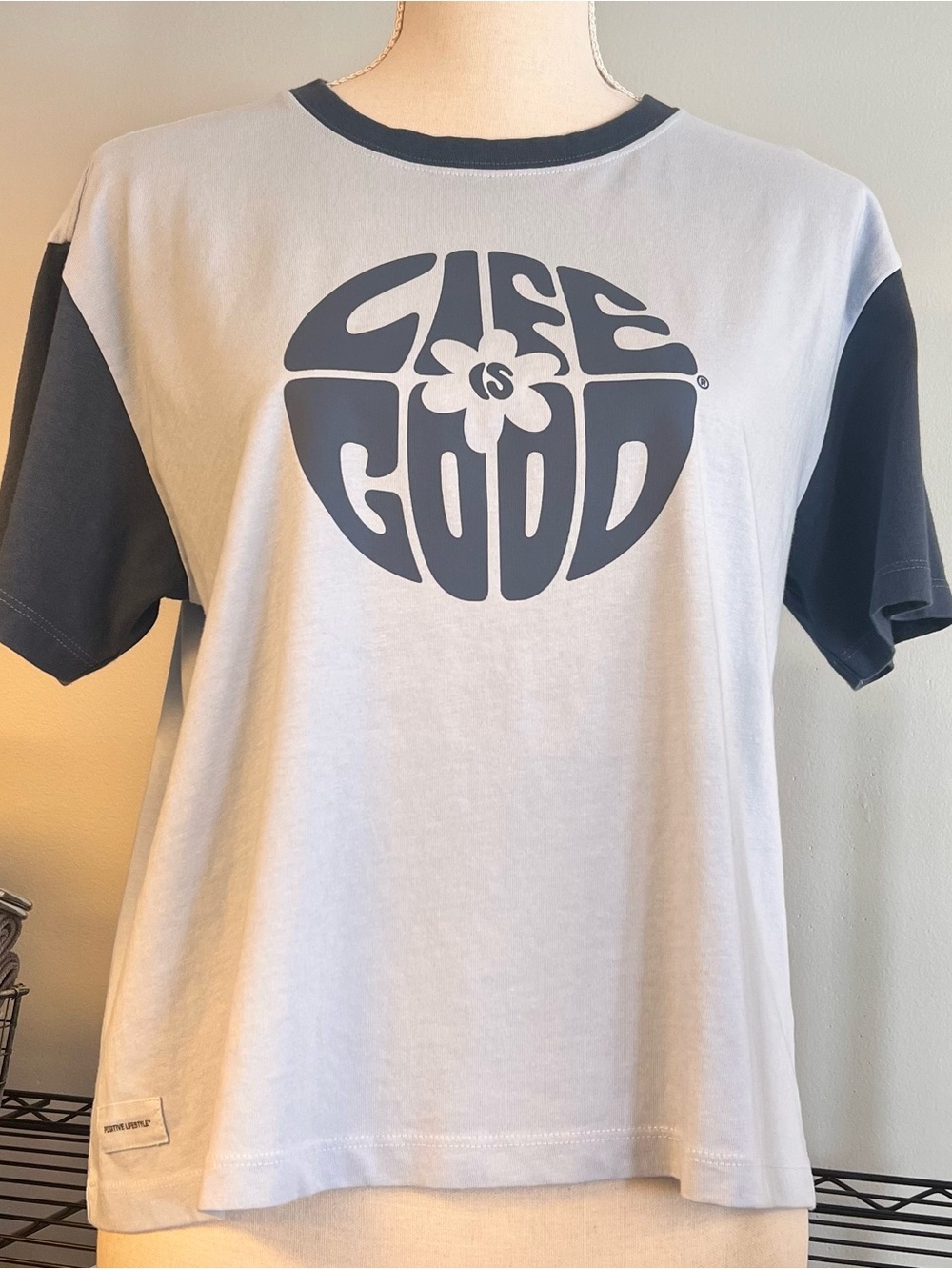 Life Is Good Daisy Circle Crusher Tee NWT Blue Cropped Graphic Top